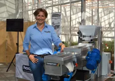 Rianne Kruisselbrink, medewerker Customer Service bij Hoopman Equipment & Engineering voor wie het haar eerste beurs in Zwaagdijk-Oost was, bij de VCS-280, een vibrating calibrating system om zaden te sorteren.